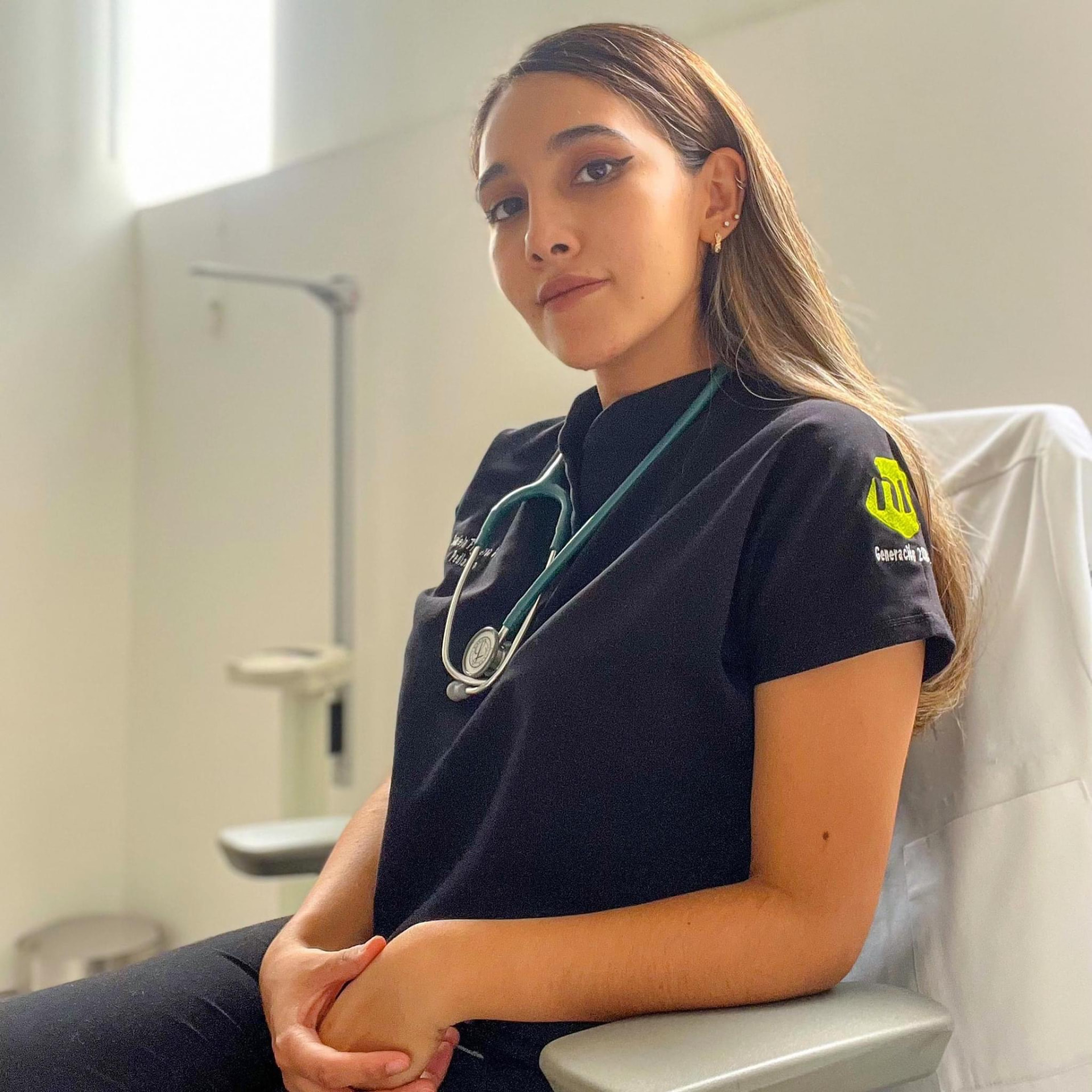Dra. Daniela Figueroa, pediatra y neonatóloga, en su consultorio